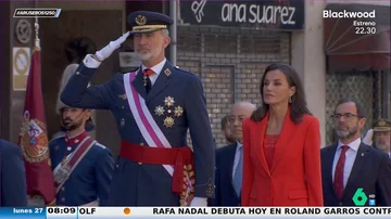 El espectacular traje rojo con zapatillas de la reina Letizia en Asturias por el Día de las Fuerzas Armadas