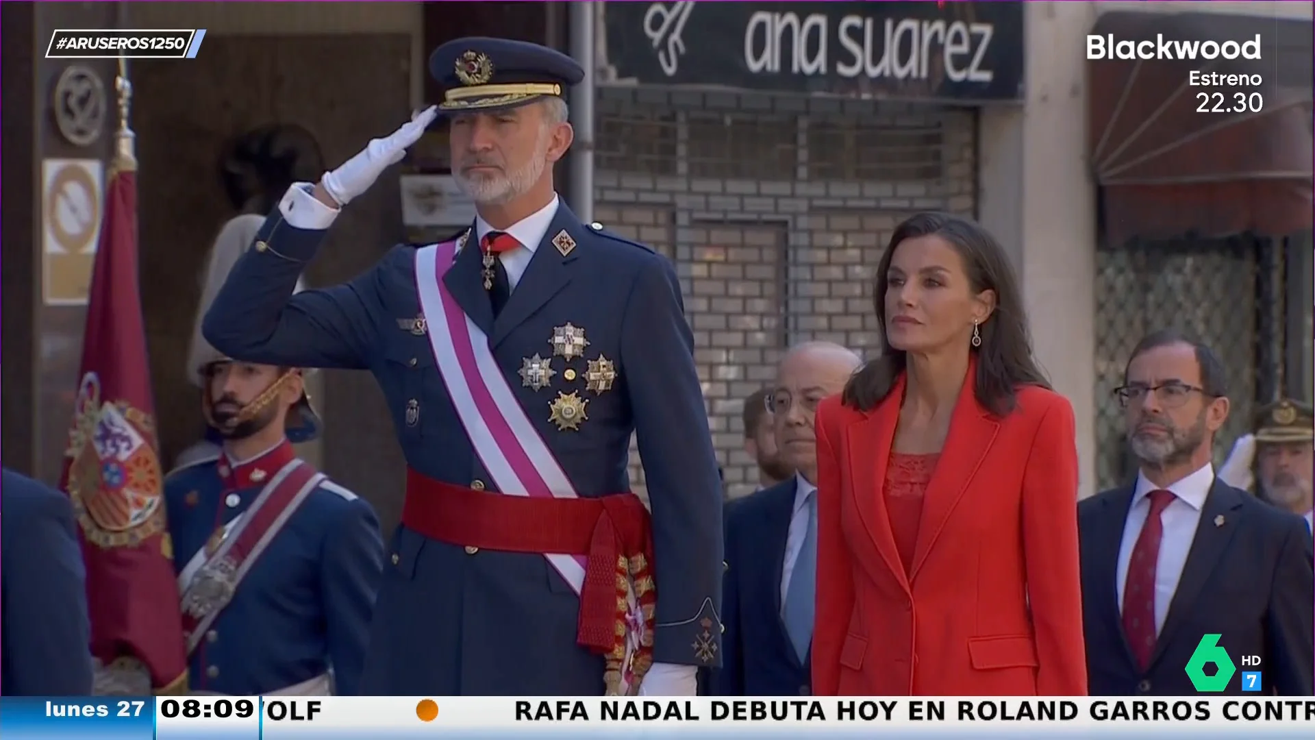 El espectacular traje rojo con zapatillas de la reina Letizia en Asturias por el Día de las Fuerzas Armadas