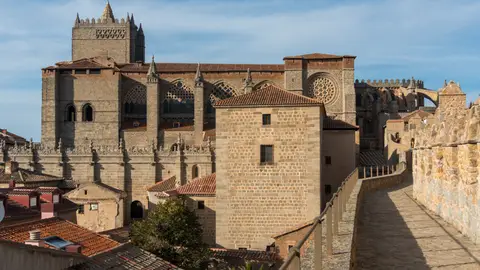 Fachada sur de la Catedral de Ávila vista desde las murallas Fachada sur de la Catedral de Ávila vista desde las murallas