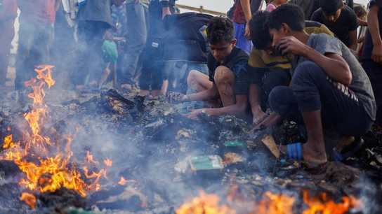 Incendios tras los ataques mortales de Israel al campo de desplazados en Rafah, en el sur de la Franja Incendios tras los ataques mortales de Israel al campo de desplazados en Rafah, en el sur de la Franja