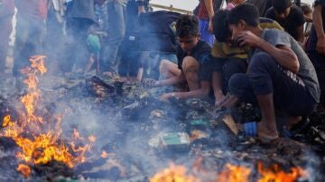 Incendios tras los ataques mortales de Israel al campo de desplazados en Rafah, en el sur de la Franja