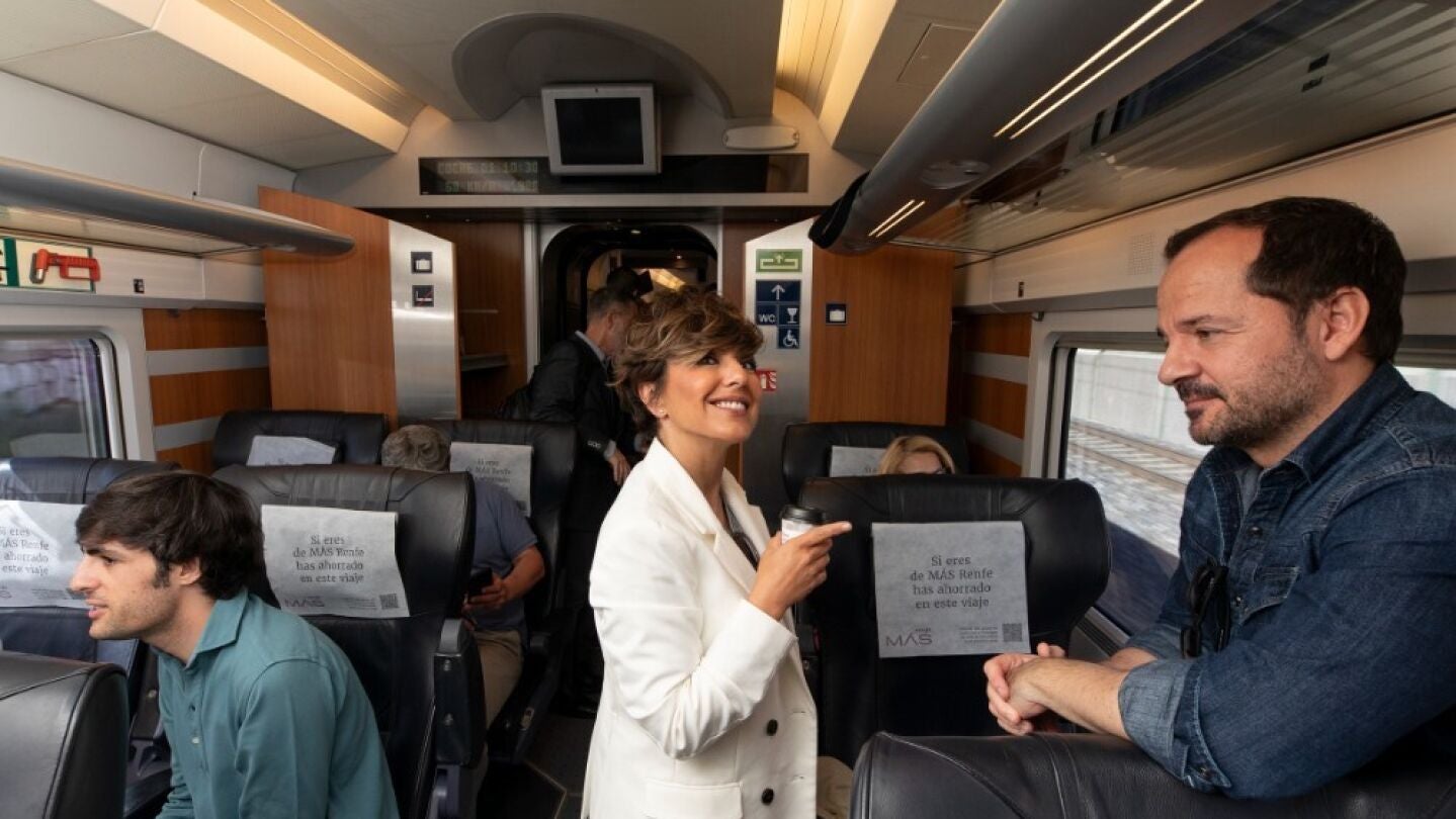 Sonsóles Ónega, Ángel Martín y Alfonso Goizueta a bordo del Tren de la Cultura Sonsóles Ónega, Ángel Martín y Alfonso Goizueta a bordo del Tren de la Cultura