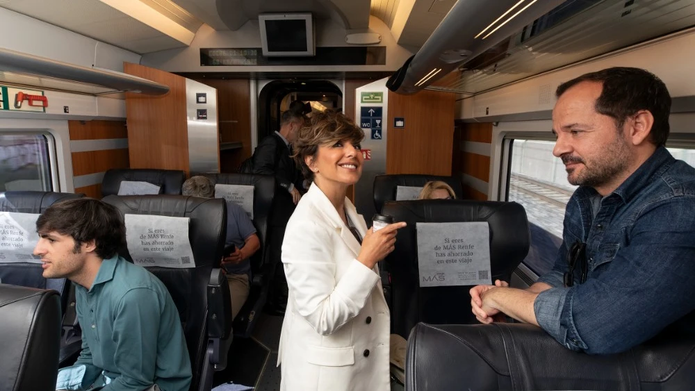 Sonsóles Ónega, Ángel Martín y Alfonso Goizueta a bordo del Tren de la Cultura