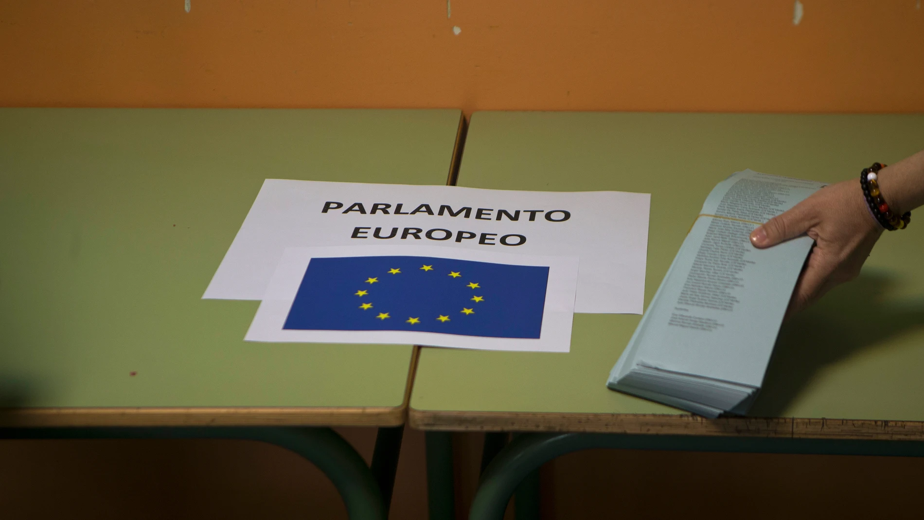 Una persona deposita papeletas electorales sobre una mesa durante las elecciones europeas de 2019.