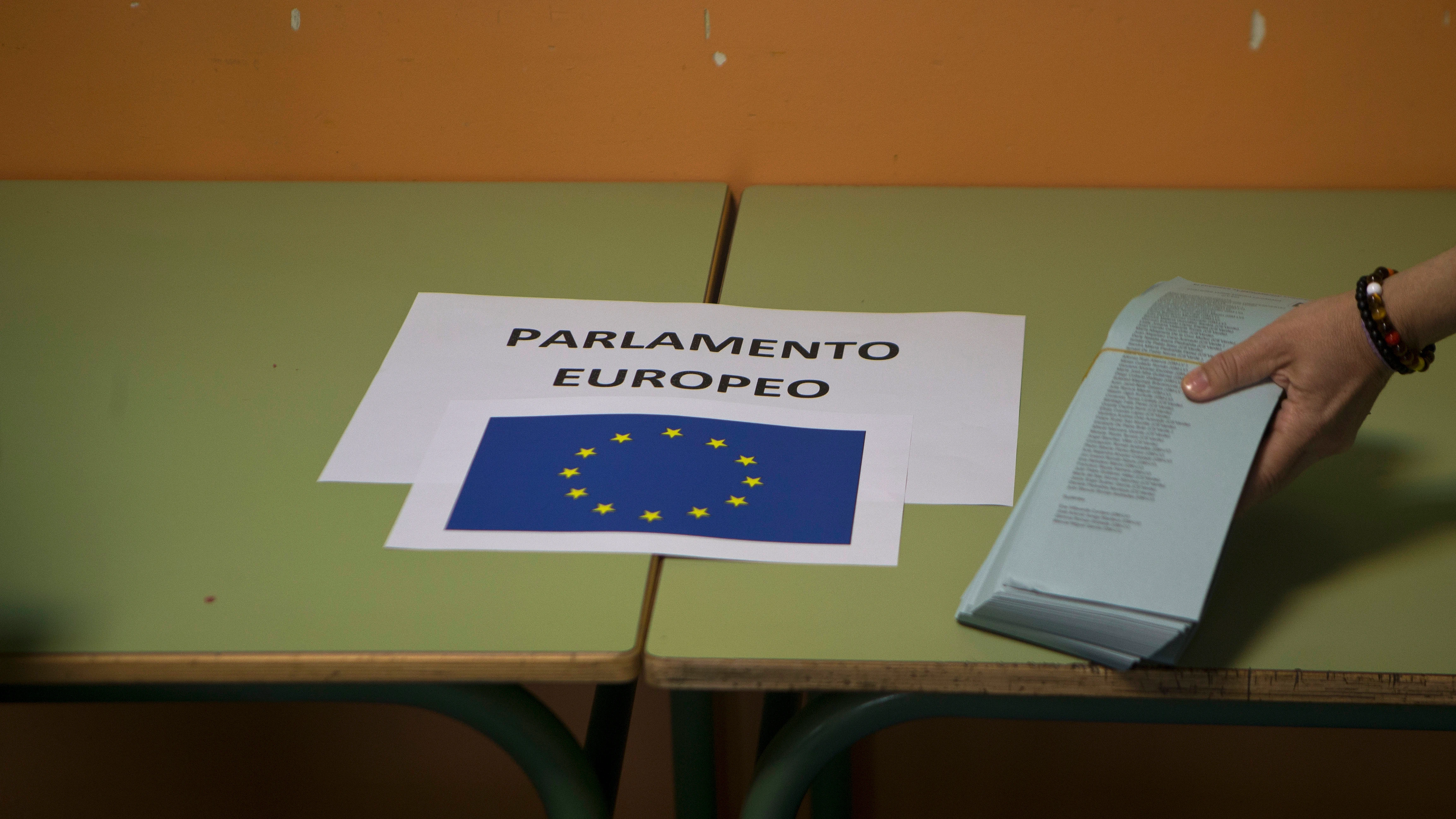 Una persona deposita papeletas electorales sobre una mesa durante las elecciones europeas de 2019.