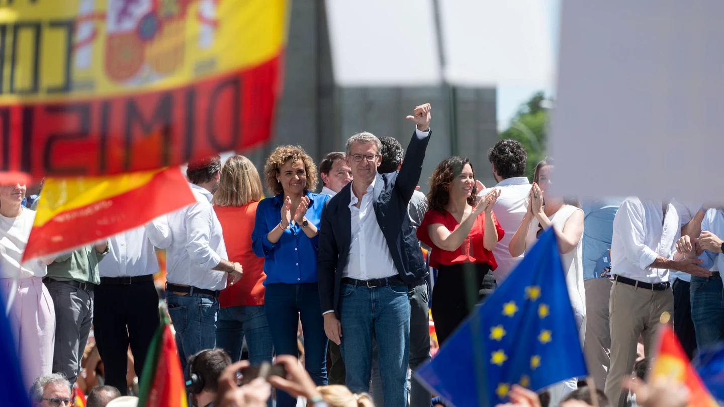 El PP se manifiesta en Madrid contra el Gobierno de Sánchez y la amnistía (I-D) La candidata del PP para las elecciones europeas, Dolors Montserrat, el presidente del Partido Popular, Alberto Núñez Feijóo, y la presidenta de la Comunidad de Madrid, Isabel Díaz Ayuso, durante una manifestación del PP, en la Puerta de Alcalá, a 26 de mayo de 2024, en Madrid (España). El Partido Popular ha elegido la Puerta de Alcalá para la manifestación de hoy contra la ley de amnistía y contra el Ejecutivo de Pedro Sánchez. El PP ha llamado también a la movilización de los alcaldes...