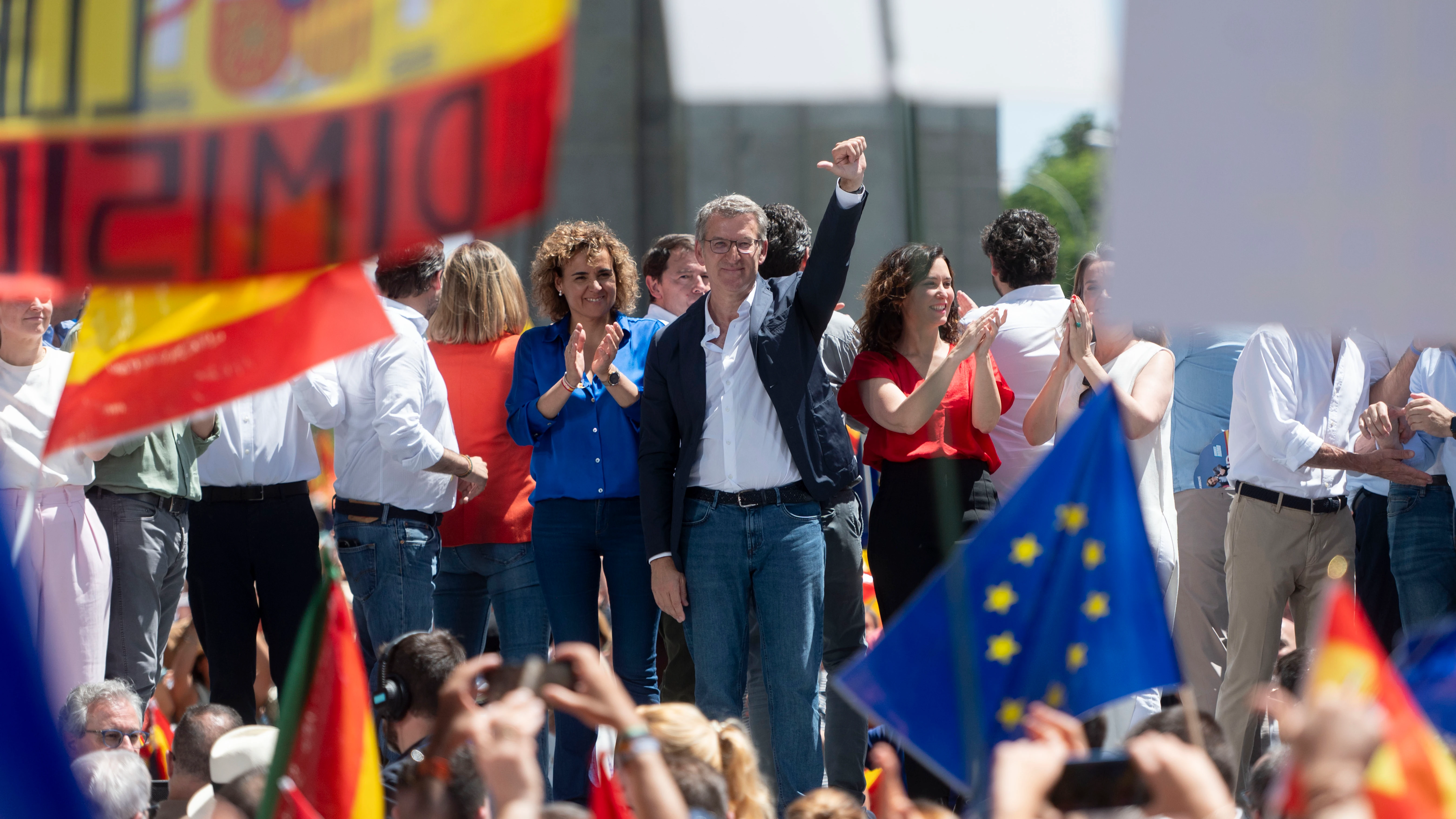 (I-D) La candidata del PP para las elecciones europeas, Dolors Montserrat, el presidente del Partido Popular, Alberto Núñez Feijóo, y la presidenta de la Comunidad de Madrid, Isabel Díaz Ayuso, durante una manifestación del PP, en la Puerta de Alcalá, a 26 de mayo de 2024, en Madrid (España). El Partido Popular ha elegido la Puerta de Alcalá para la manifestación de hoy contra la ley de amnistía y contra el Ejecutivo de Pedro Sánchez. El PP ha llamado también a la movilización de los alcaldes...