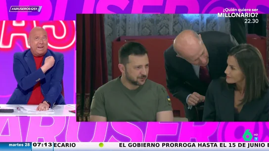 Alfonso Arús critica a Zelenski: "Soy el rey y sé que este tipo viene con esta camiseta y con dos narices aparezco en chándal" Alfonso Arús critica a Zelenski: "Soy el rey y sé que este tipo viene con esta camiseta y con dos narices aparezco en chándal"