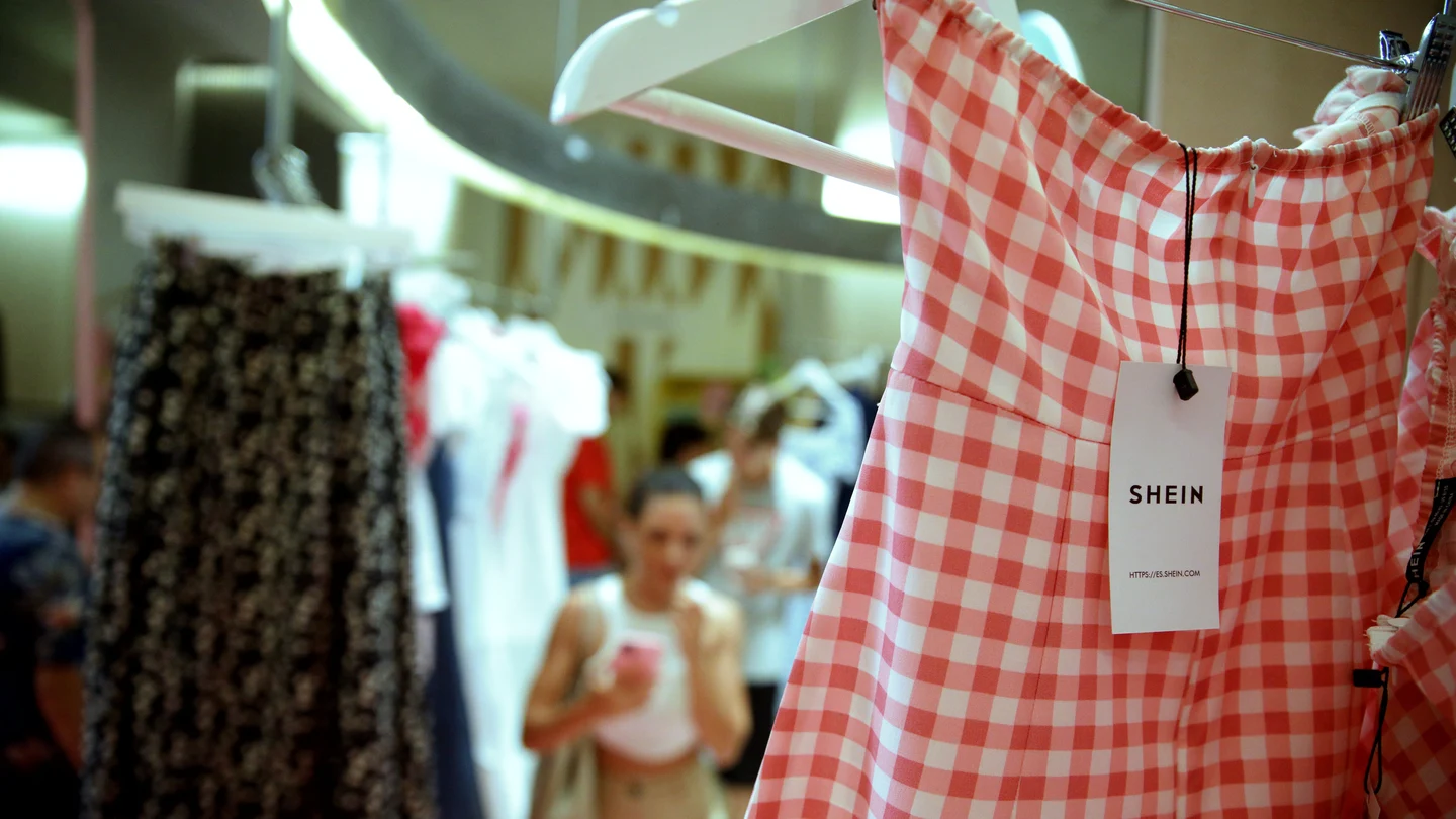Un vestido en la tienda de Shein, en la calle Portal de l’Àngel de Barcelona, a 30 de junio de 2022, en Barcelona, Cataluña (España). Un vestido en la tienda de Shein, en la calle Portal de l’Àngel de Barcelona, a 30 de junio de 2022, en Barcelona, Cataluña (España).