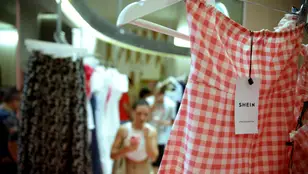 Un vestido en la tienda de Shein, en la calle Portal de l’Àngel de Barcelona, a 30 de junio de 2022, en Barcelona, Cataluña (España).