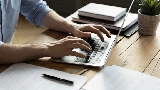 Imagen de recurso de un hombre escribiendo en un ordenador. Imagen de recurso de un hombre escribiendo en un ordenador.