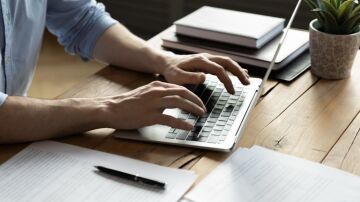 Imagen de recurso de un hombre escribiendo en un ordenador.