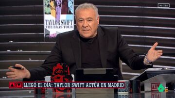 Fuck Patriarcado, la pulsera que las 'swifties' le regalan a Ferreras antes del concierto de Taylor Swift en Madrid