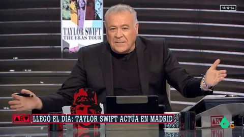 Fuck Patriarcado, la pulsera que las 'swifties' le regalan a Ferreras antes del concierto de Taylor Swift en Madrid