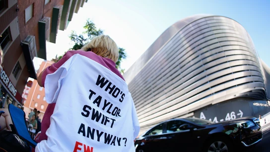 Una fan de Taylor Swift, en los aledaños del estadio Santiago Bernabéu antes de uno de sus conciertos Una fan de Taylor Swift, en los aledaños del estadio Santiago Bernabéu antes de uno de sus conciertos