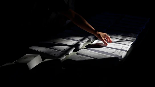 Una persona, eligiendo papeleta en las elecciones europeas de 2019 en España Una persona, eligiendo papeleta en las elecciones europeas de 2019 en España