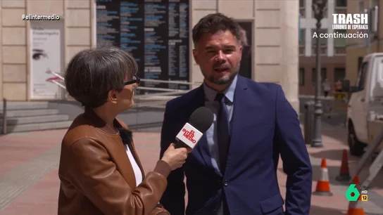 La sorprendente respuesta de Gabriel Rufián a Thais Villas sobre sus discusiones familiares ¿Cómo manejan los políticos los 'conflictos diplomáticos' en casa? ¿Son de meterse de lleno o de evitar broncas familiares? ¿Cómo son las reconciliaciones tras sus discusiones de pareja? Thais Villas les plantea estas preguntas en este vídeo.
