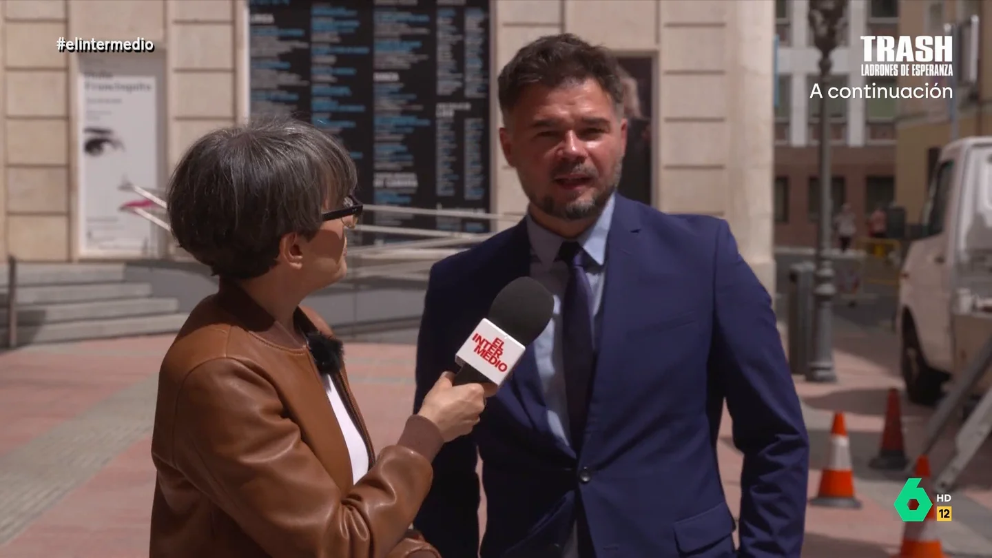 La sorprendente respuesta de Gabriel Rufián a Thais Villas sobre sus discusiones familiares ¿Cómo manejan los políticos los 'conflictos diplomáticos' en casa? ¿Son de meterse de lleno o de evitar broncas familiares? ¿Cómo son las reconciliaciones tras sus discusiones de pareja? Thais Villas les plantea estas preguntas en este vídeo.