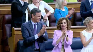 Aplausos de Sánchez y Montero tras la aprobación de la ley de amnistía