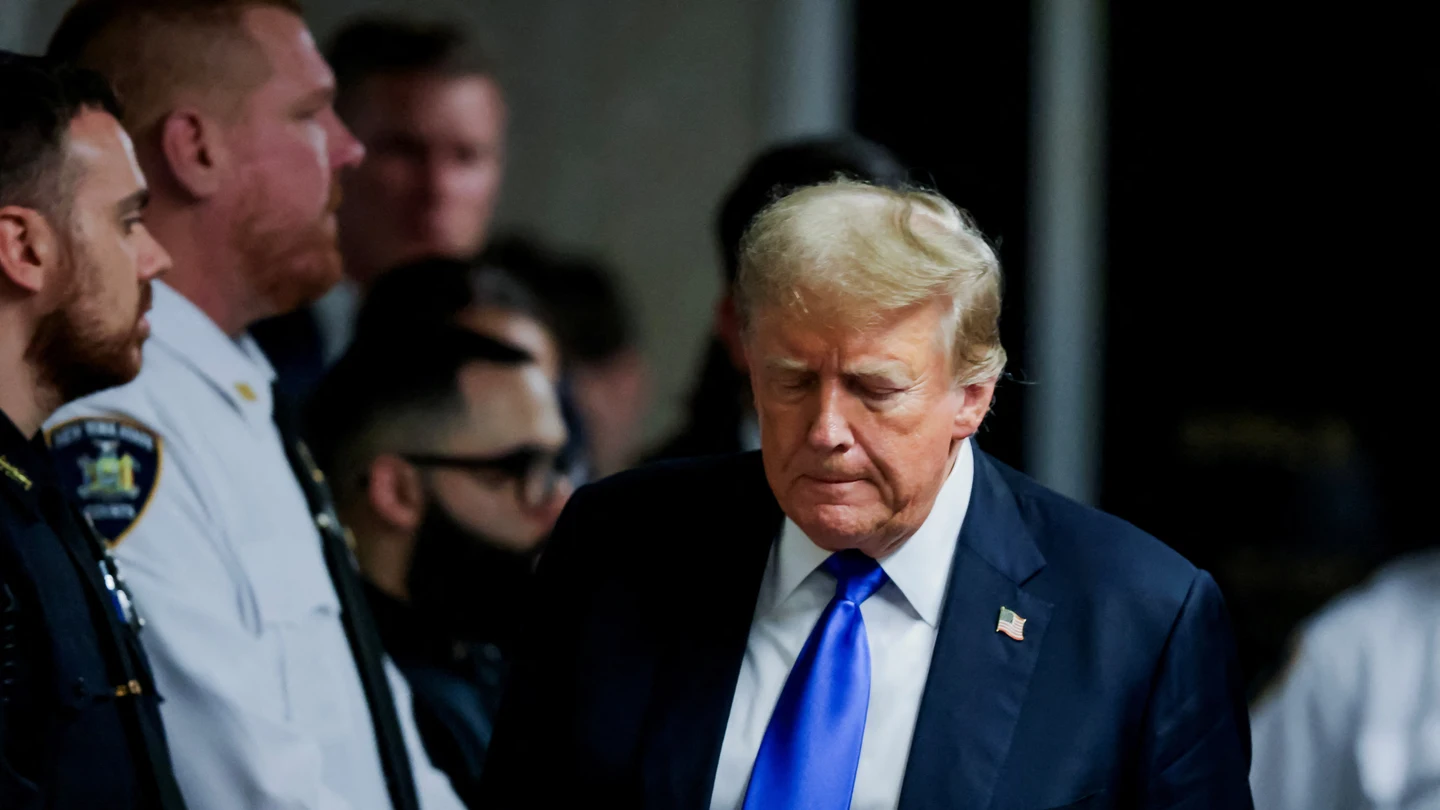 El ex presidente estadounidense Donald Trump abandona el juzgado El ex presidente estadounidense Donald Trump abandona el juzgado