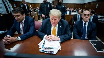 Donald Trump, flanqueado por sus abogados, el 29 de mayo en la sala de vistas