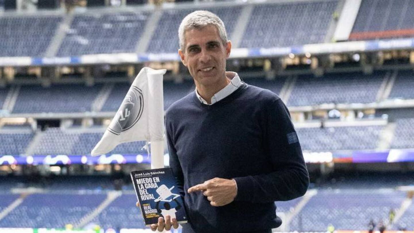 Jos&eacute; Luis S&aacute;nchez en el Santiago Bernab&eacute;u con su libro.