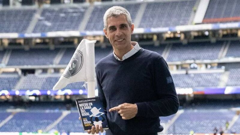 José Luis Sánchez en el Santiago Bernabéu con su libro.