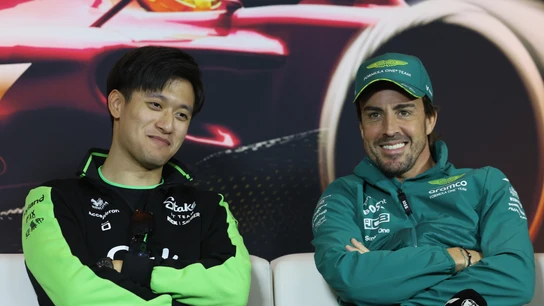 Fernando Alonso y Zhou Guanyu Fernando Alonso y Zhou Guanyu