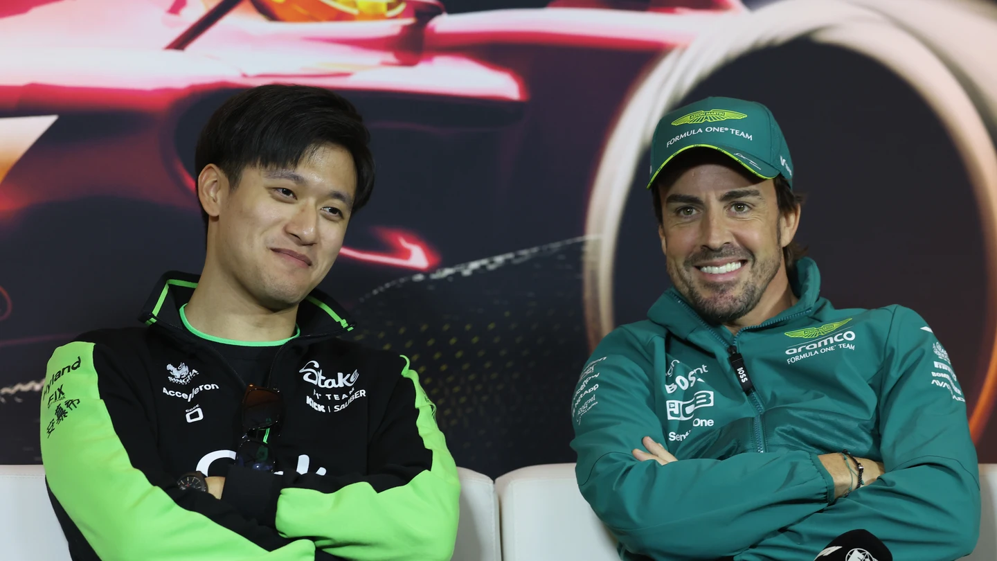 Fernando Alonso y Zhou Guanyu Fernando Alonso y Zhou Guanyu