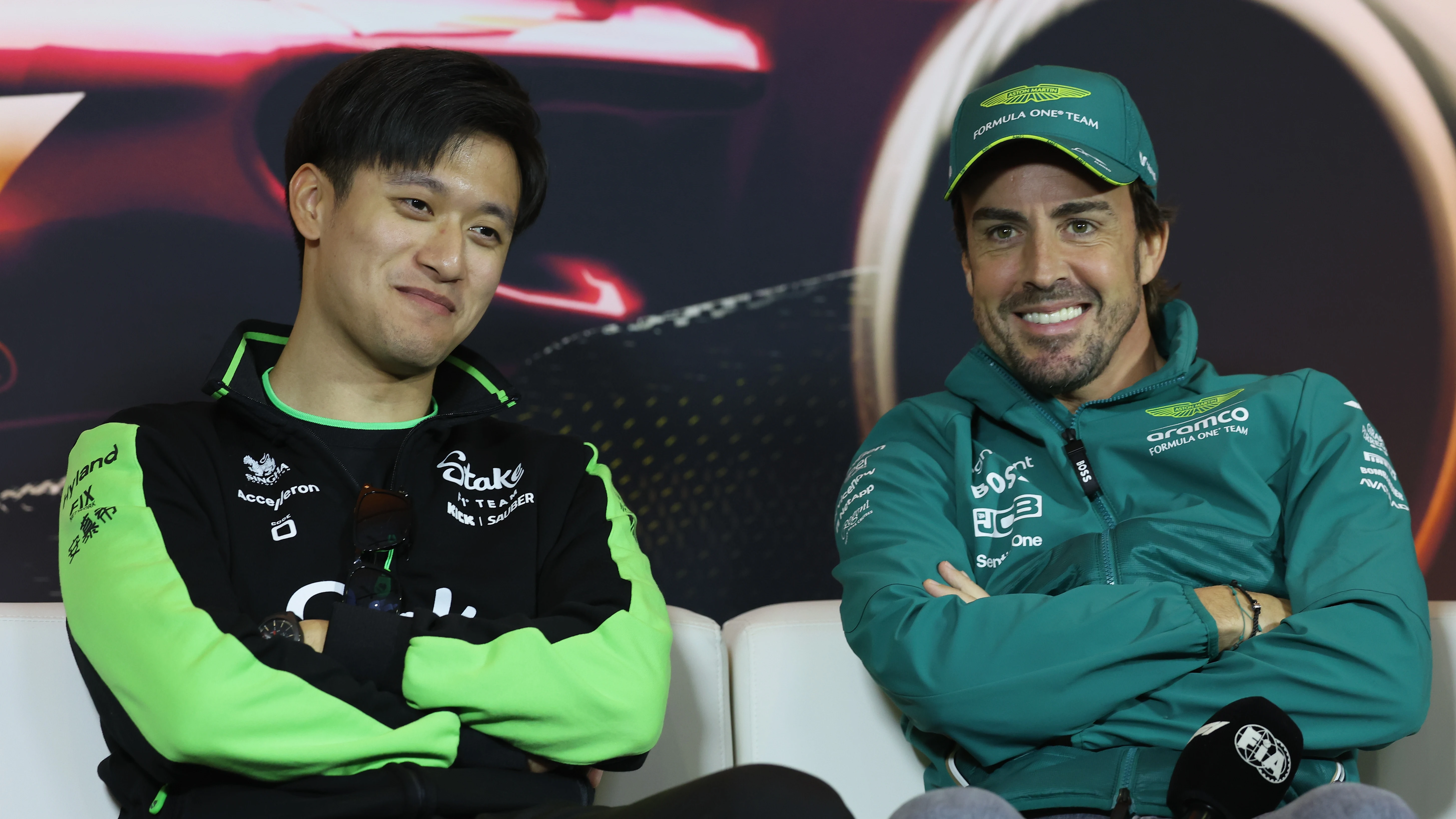 Fernando Alonso y Zhou Guanyu