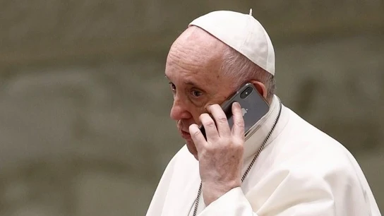 El papa Francisco hablando por el móvil, en una imagen de archivo. El papa Francisco hablando por el móvil, en una imagen de archivo.