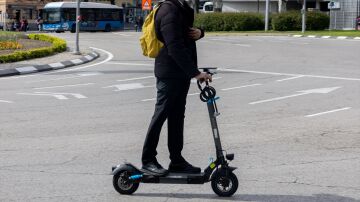 Un hombre montado en un patinete eléctrico, a 5 de abril de 2024, en Madrid 