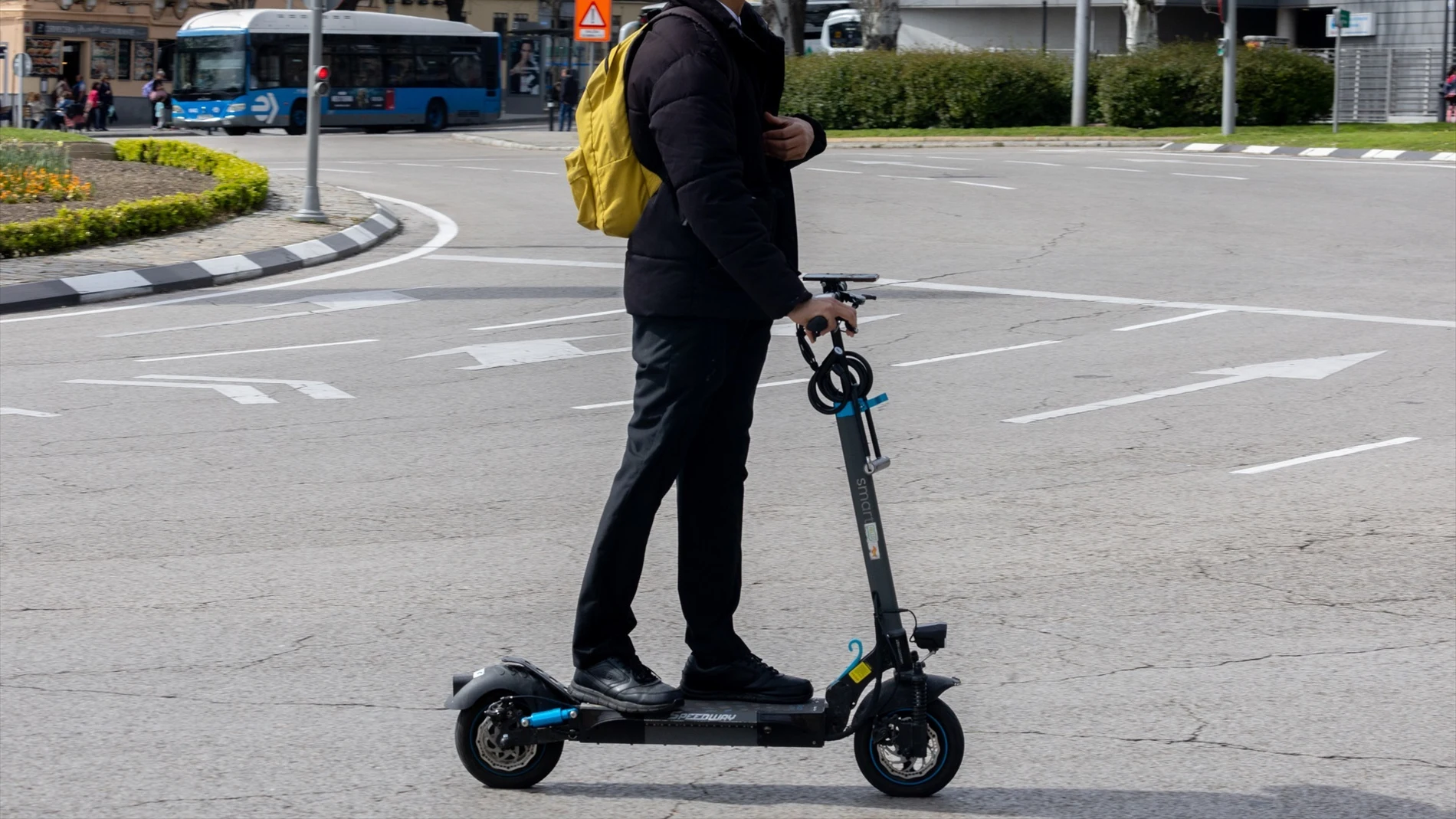 Un hombre montado en un patinete eléctrico, a 5 de abril de 2024, en Madrid 
