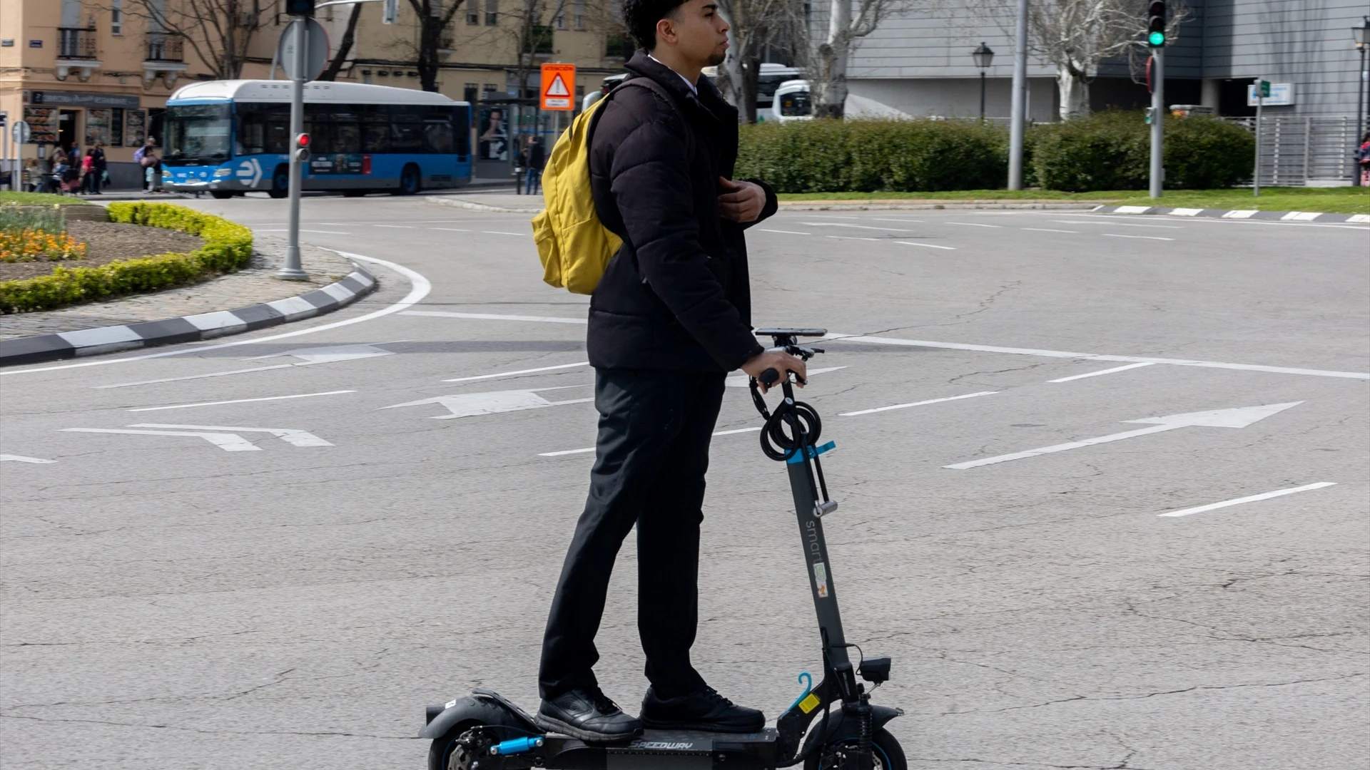 Un hombre montado en un patinete eléctrico, a 5 de abril de 2024, en Madrid 