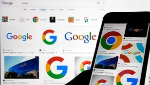 Un móvil Pixel frente a la pantalla de un ordenador, ambos llenos de logos de Google