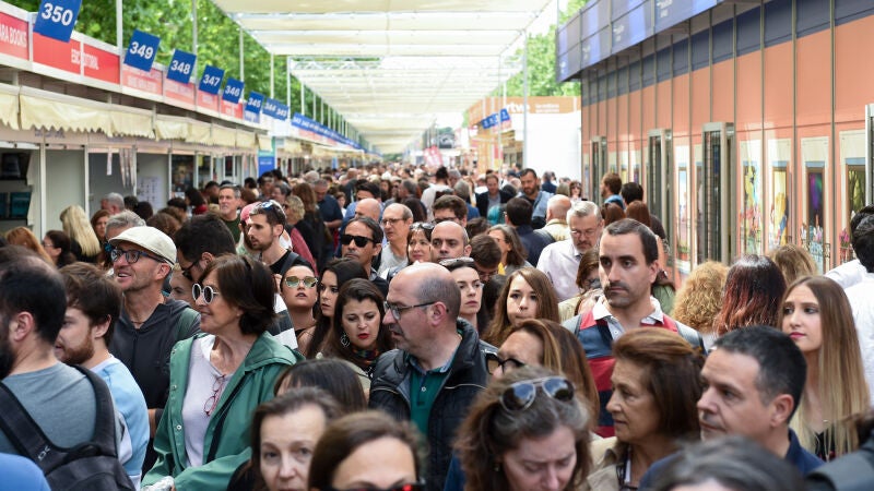 Numerosas personas asisten al segundo día de la Feria del Libro de Madrid 2023, en el Parque del Retiro.