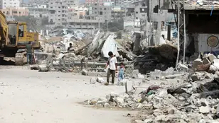 Edificios destruidos por bombardeos israelíes en el campamento de refugiados de Bureij, en el centro de la Franja de Gaza