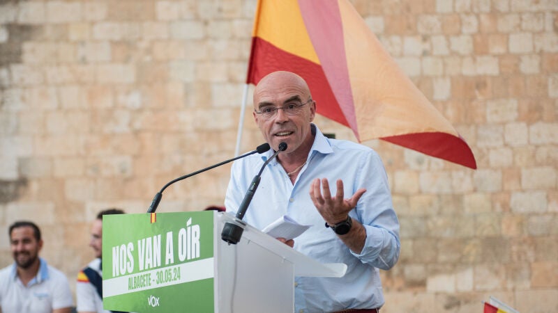 El candidato de la formación al Parlamento Europeo, Jorge Buxadé, realiza unas declaraciones a la prensa durante un acto de campaña de Vox.