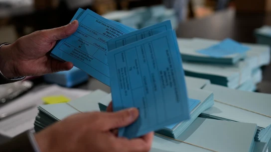 Varias papeletas de votación y urnas en Kortrijk, Bélgica, de cara a las elecciones europeas de 2024 Varias papeletas de votación y urnas en Kortrijk, Bélgica, de cara a las elecciones europeas de 2024