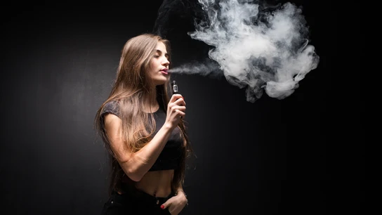 Una joven vapeando. Vapeadores