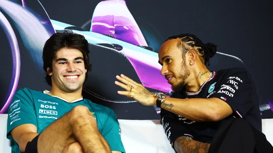 Hamilton charla con Lance Stroll Hamilton charla con Lance Stroll