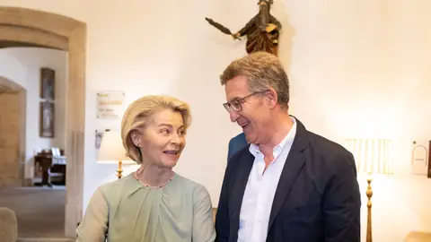 La presidenta de la Comisión Europea, Ursual Von der Leyen, junto al líder popular en España, Alberto Núñez Feijóo, este sábado en Galicia.