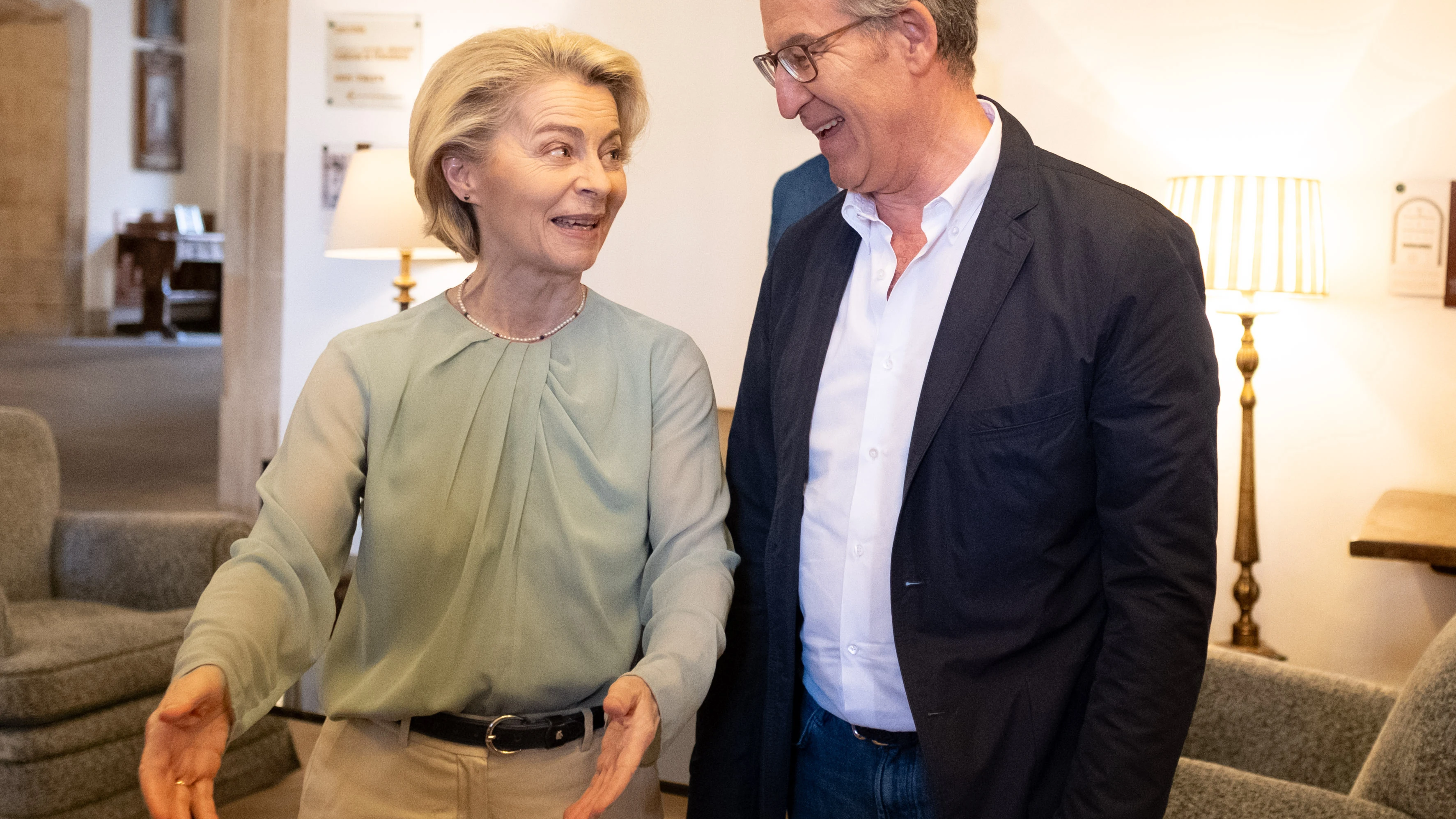 La presidenta de la Comisión Europea, Ursual Von der Leyen, junto al líder popular en España, Alberto Núñez Feijóo, este sábado en Galicia.