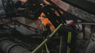 Bomberos apagan las llamas provocadas por un ataque ruso sobre instalaciones energéticas en Ucrania.