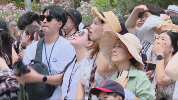 Un grupo de turistas chinos en su visita a Barcelona.