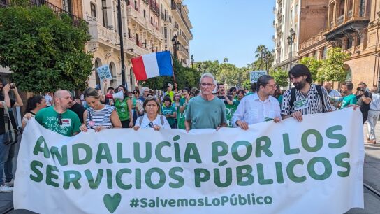 Andaluces protestan en contra de la "privatizaci&oacute;n sistem&aacute;tica" de los servicios p&uacute;blicos