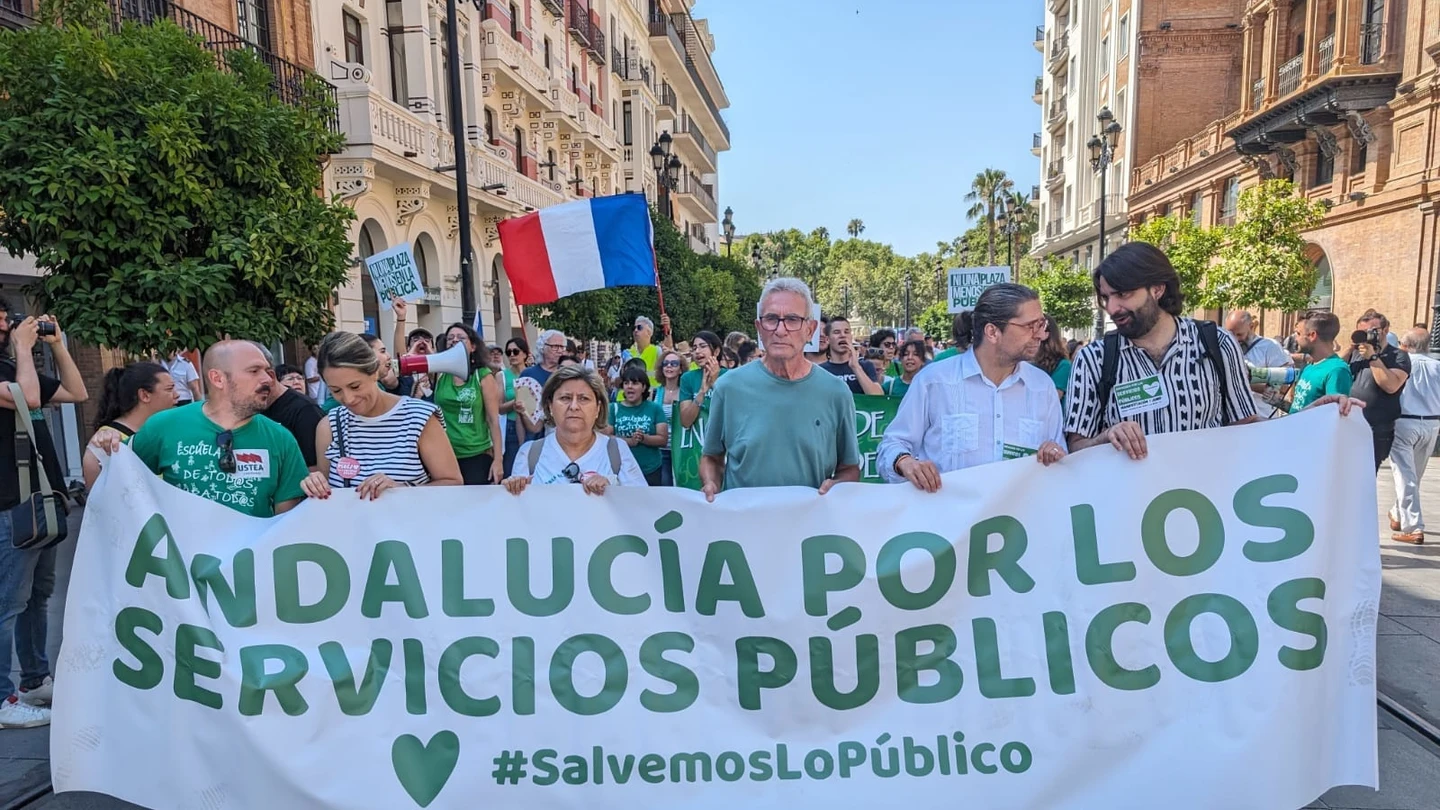 Andaluces protestan en contra de la "privatización sistemática" de los servicios públicos Andaluces protestan en contra de la "privatización sistemática" de los servicios públicos