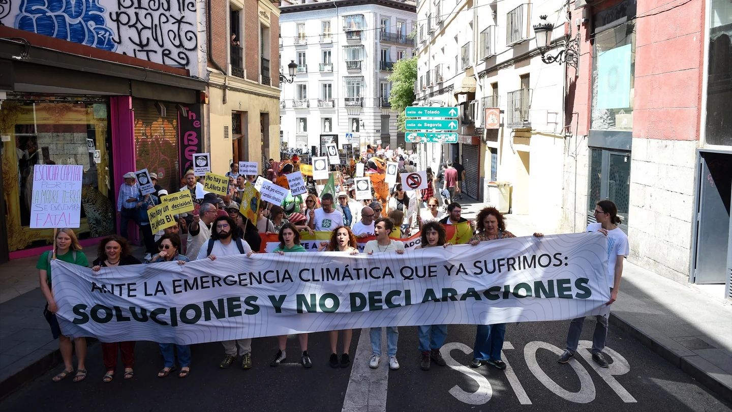 Decenas de personas durante una manifestación en defensa de la justicia climática en Madrid Decenas de personas durante una manifestación en defensa de la justicia climática en Madrid