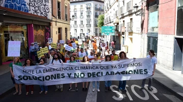 Decenas de personas durante una manifestación en defensa de la justicia climática en Madrid