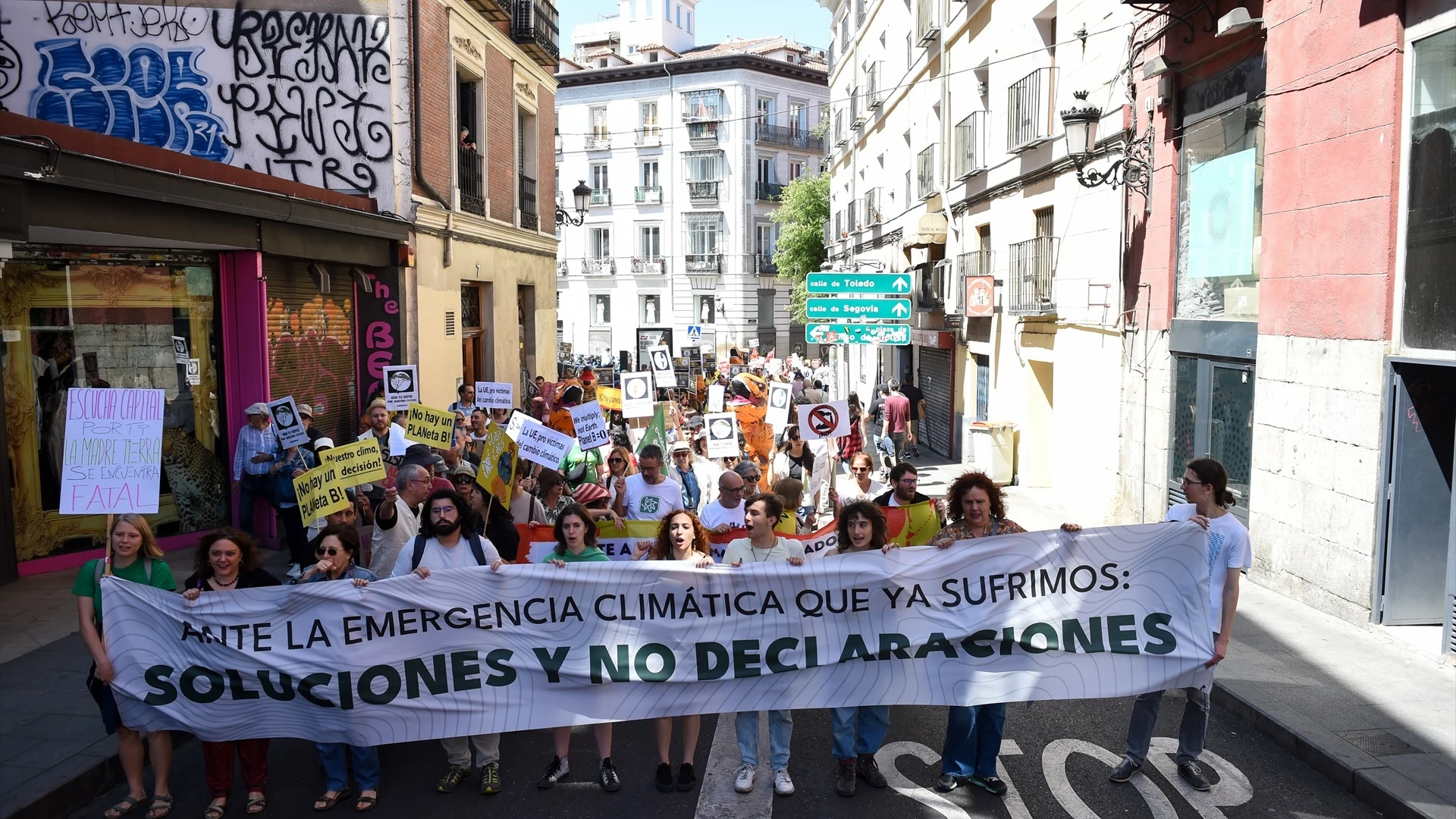 Decenas de personas durante una manifestación en defensa de la justicia climática en Madrid